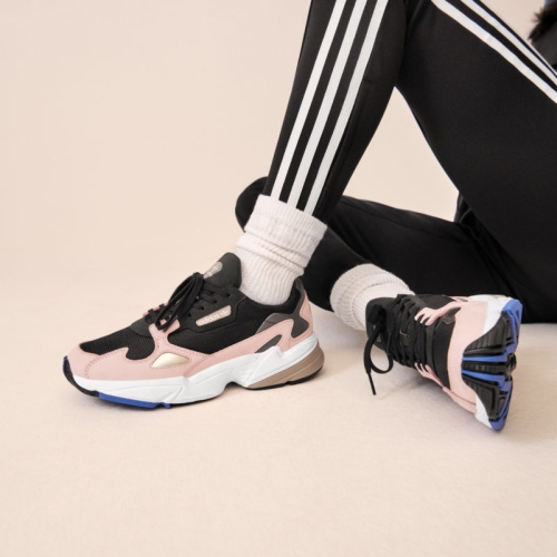 アディダス オリジナルスは、Kylie Jennerをモデルに起用したADIDASFALCONのニューカラーを発売