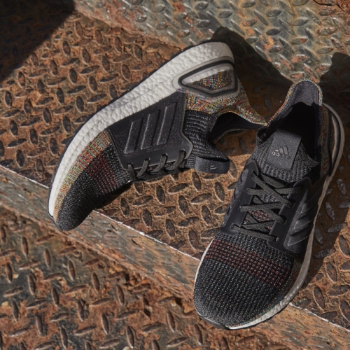 アディダスランニングは、Ultraboost 19 のセカンドリリース DARK PIXEL を発表
