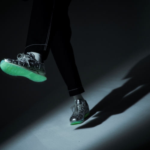 オニツカタイガーから、ホログラムパターンレザーを纏った TIGER ALLY DELUXE を2019年5月1日(水)より先行発売