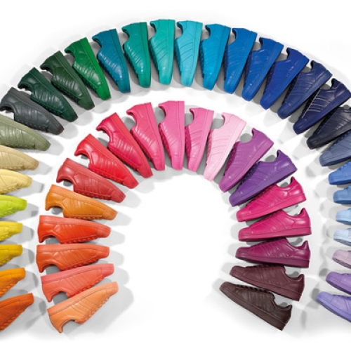 アディダスは、ファレル・ウィリアムスとのコラボレーションによる、50カラーの「Supercolor」を発売