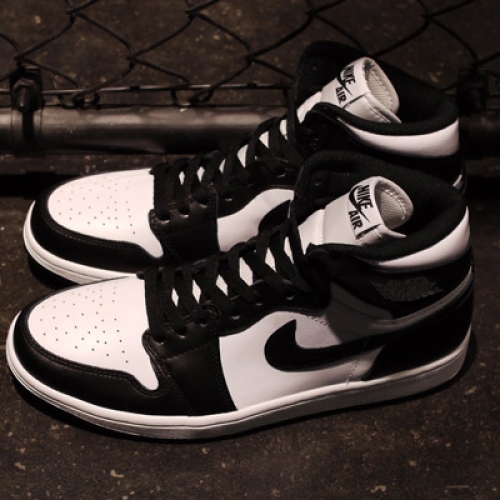 NIKE AIR JORDAN 1 RETRO HIGH OG BLACK/WHITE が発売
