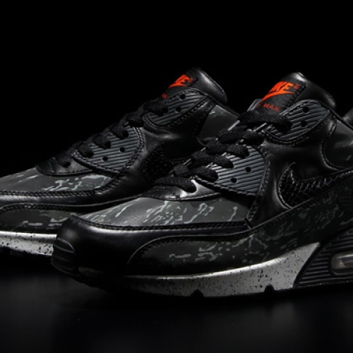 atmos Shibuya のオープンを記念し、NIKE AIR MAX90 BLACK TIGER CAMO を再販
