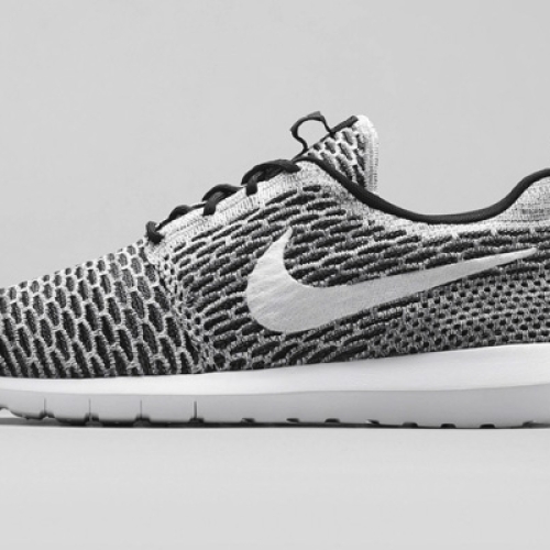 ナイキ スポーツウェアから、フライニットテクノロジーを搭載した NIKE ROSHE FLYKNIT が登場