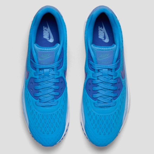 クラシックなナイキ エア マックス 90の最新版として、通気性を高めた NIKE AIR MAX 90 ULTRA が登場