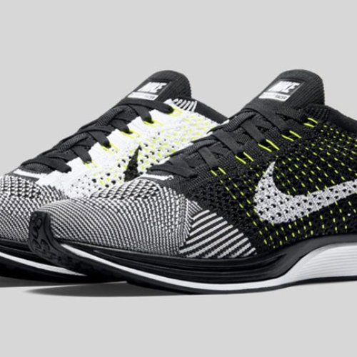 ナイキから、2015年12月に発売されたFLYKNIT RACER “BLACK/WHITE-WHITE”がNIKE.COMに登場