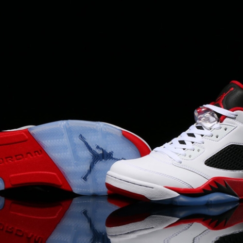 ナイキは、通称”FIRE RED”と呼ばれるAIR JORDAN V RETRO LOWを発売