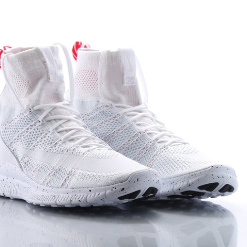 ナイキは、フットボールスパイクMERCURIAL SUPERFLYのアッパーにフリーソールを搭載したFREE FLYKNIT MERCURIALを発売