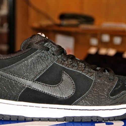 ENTOURAGE x NIKE SB DUNK LOW “LIGHTS OUT”