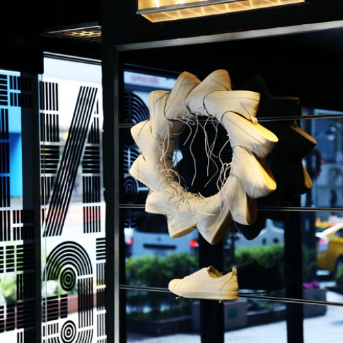 オニツカタイガー渋谷にて、デザイン集団TOMATO結成25周年を記念し、ジョン・ワーウィッカー氏のアート作品を展示