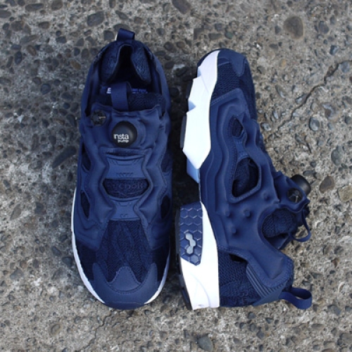 2014年、Reebok CERTIFIED NETWORKからリリースされた mita sneakers コラボレーションモデルのディテールを継承した Reebok INSTA PUMP FURY OG “mita sneakers”が発売