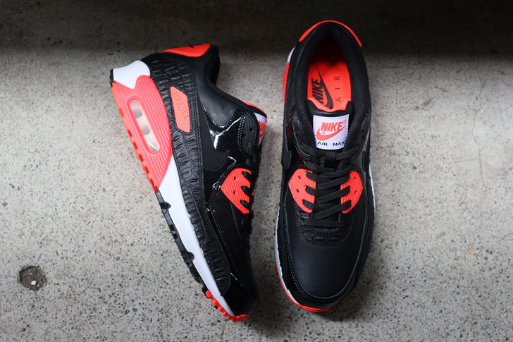 NIKE AIR MAX 90 25周年を記念し、クロコダイルパターンを採用した