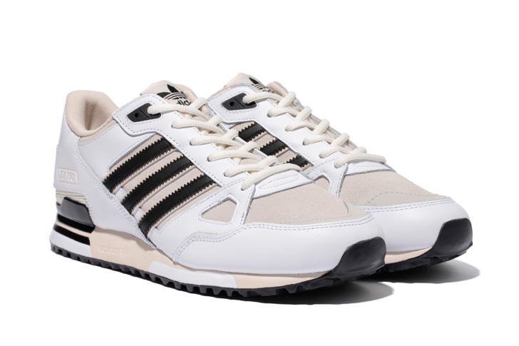 アディダスは、リフレクターのスリーストライプスを施した ZX750 を