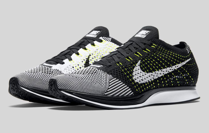 ナイキから、2015年12月に発売されたFLYKNIT RACER “BLACK/WHITE